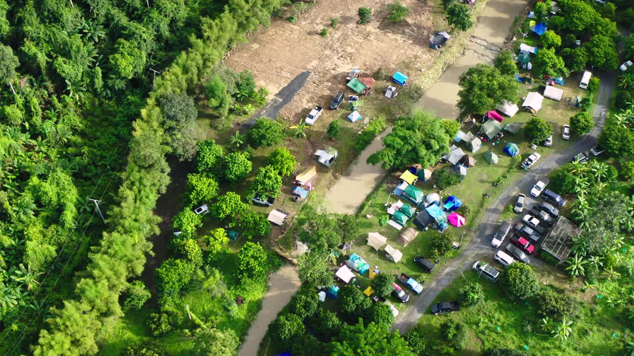鸟瞰图的帐篷在露营地的自然视频素材