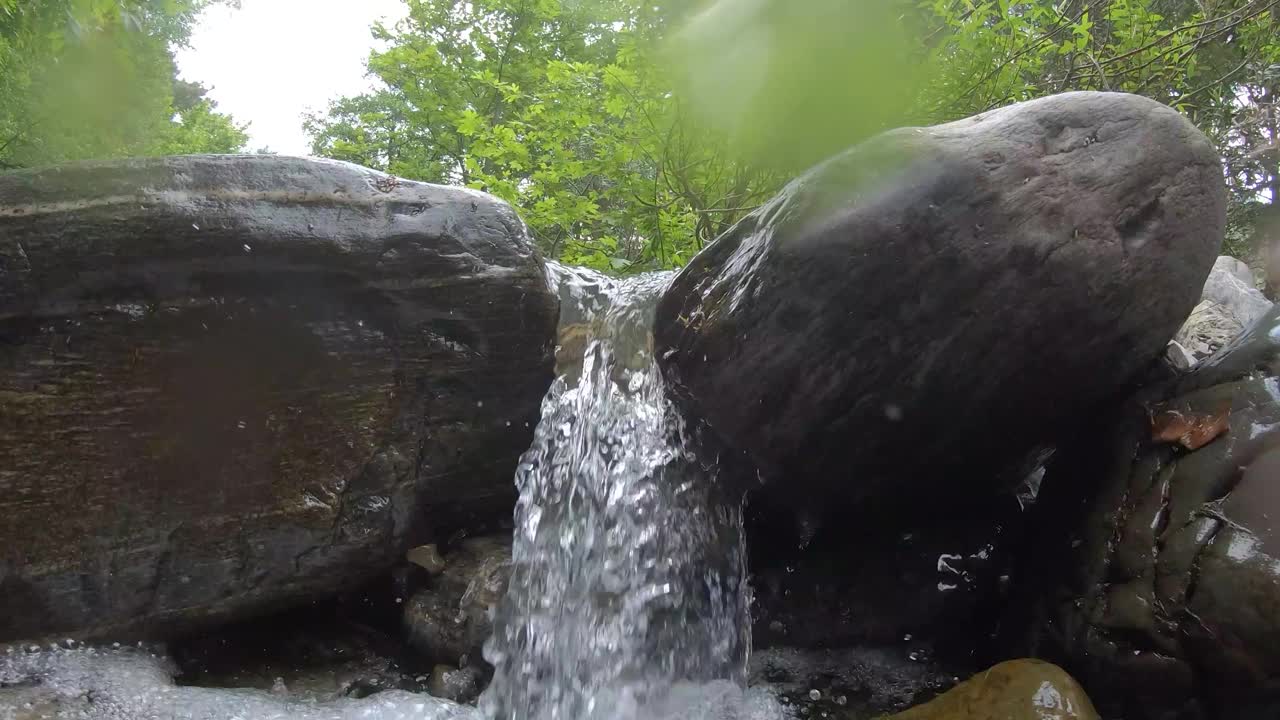 新鲜的山涧，冲冷干净的淡水，01视频素材