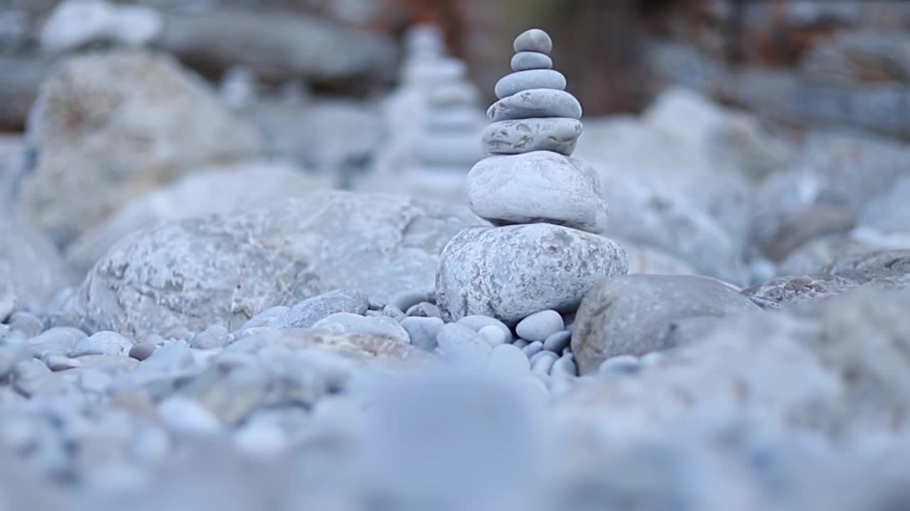 禅宗冥想背景-平衡的石头堆叠在凯恩靠近海滩。视频素材