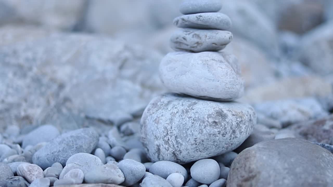 禅宗冥想背景-平衡的石头堆叠在凯恩靠近海滩。视频素材