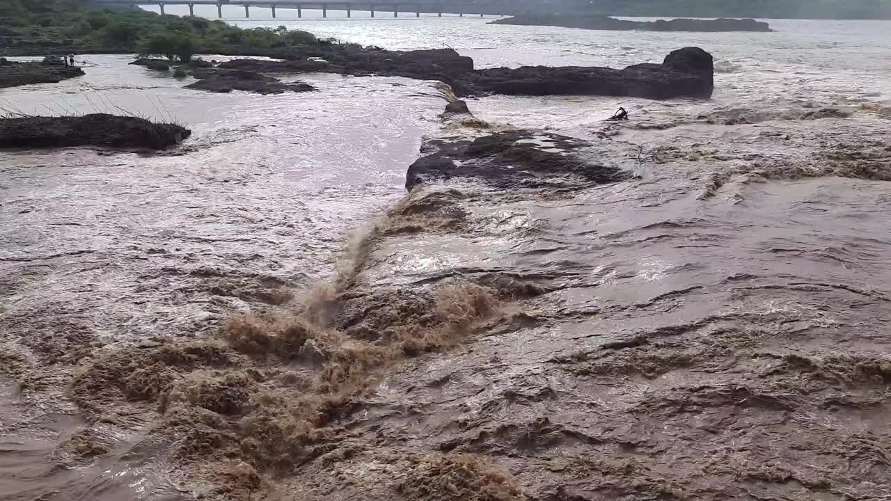 灾难。肮脏的水。在强烈的雨。巨大的滚滚褐色泥水。视频素材