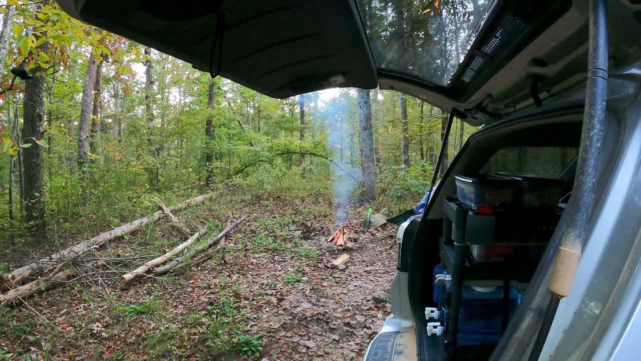 从树上挂着营火和登山靴的营地上着陆视频素材