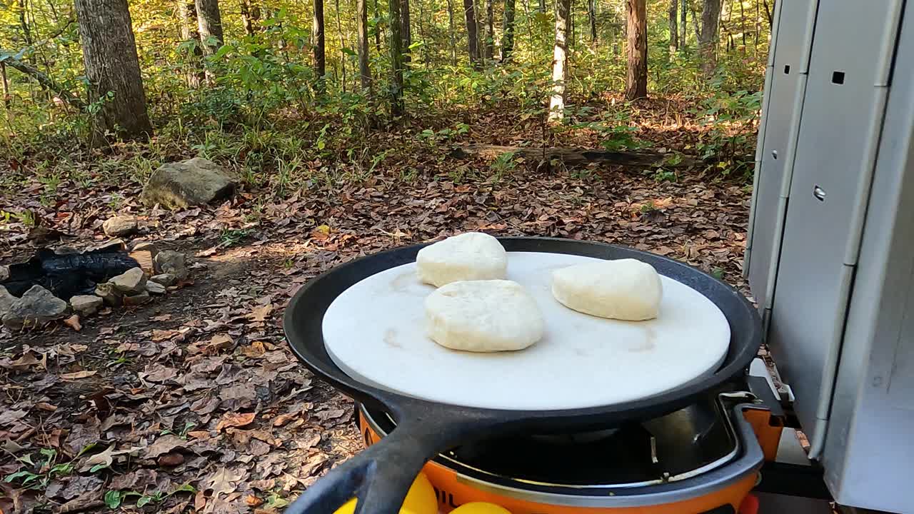 在营地的野营炉旁的石器上有饼干视频素材