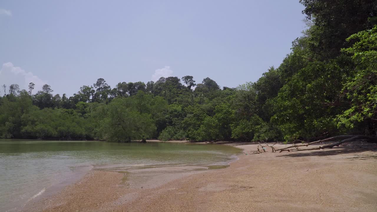 美丽的热带海滩，白色的沙滩，小岛，树木，蓝绿色的海洋，蓝天和白云在阳光灿烂的夏天。马来西亚恩多风景如画的度假胜地视频素材