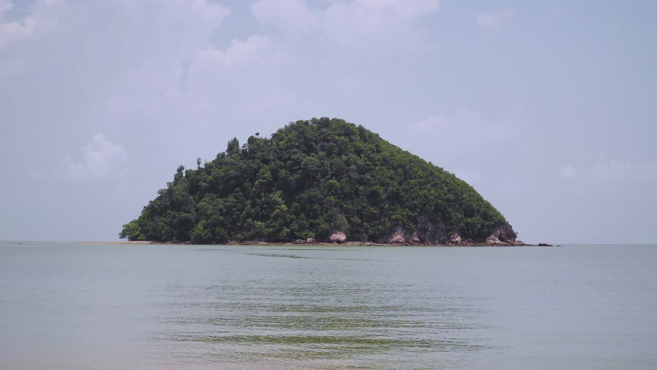 时间流逝的小热带山岛与树木和岩石在海和多云蓝天的背景。恩多海滩景观，马来西亚视频素材