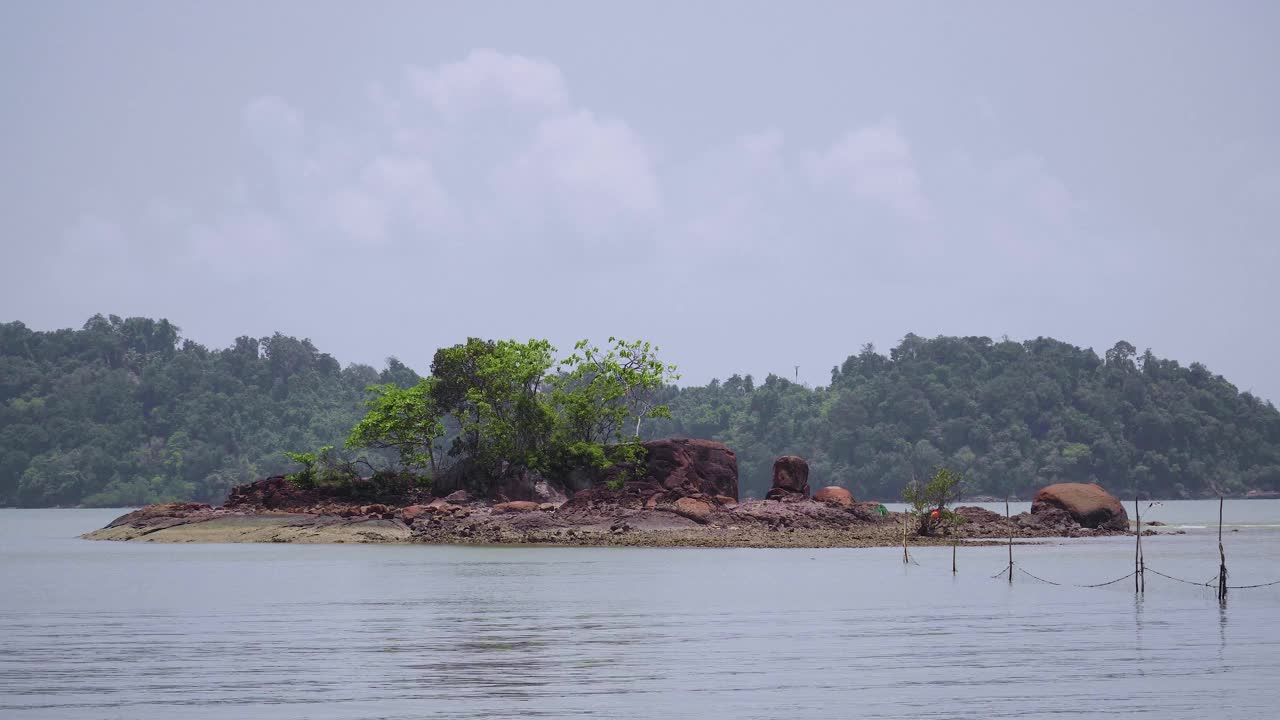 时间流逝的小热带岛屿与树木和岩石在海和多云蓝天背景。恩多海滩景观，马来西亚视频素材