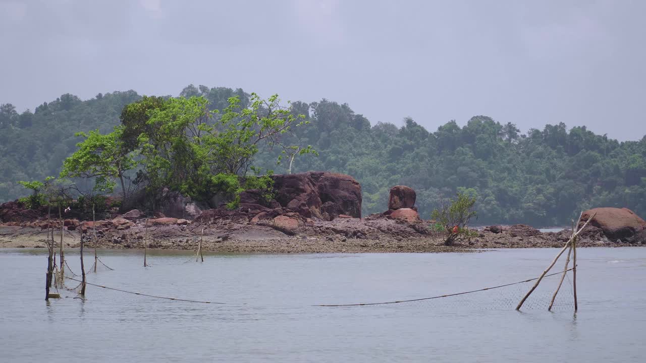 时间流逝的小热带岛屿与树木和岩石在海和多云蓝天背景。恩多海滩景观，马来西亚视频素材