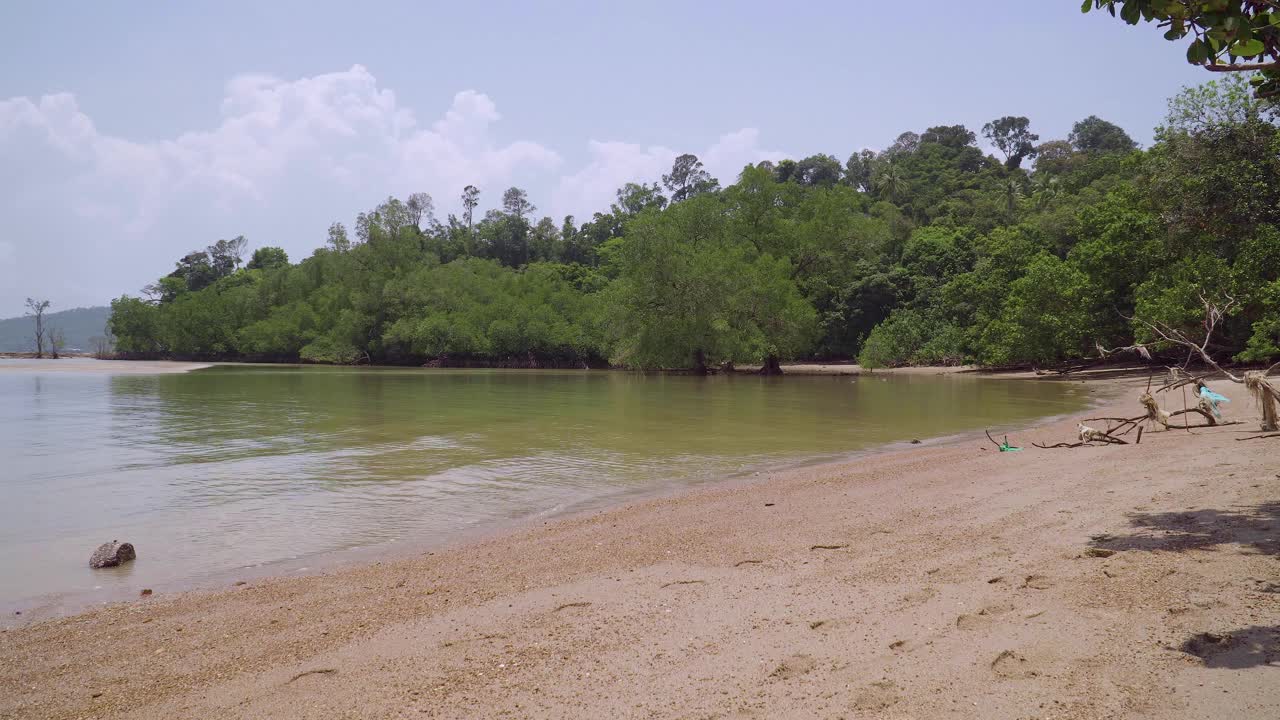 美丽的热带海滩，白色的沙子，红树林森林树木，蓝绿色的海洋与蓝天和白云在阳光灿烂的夏天。马来西亚恩多风景如画的度假胜地视频素材