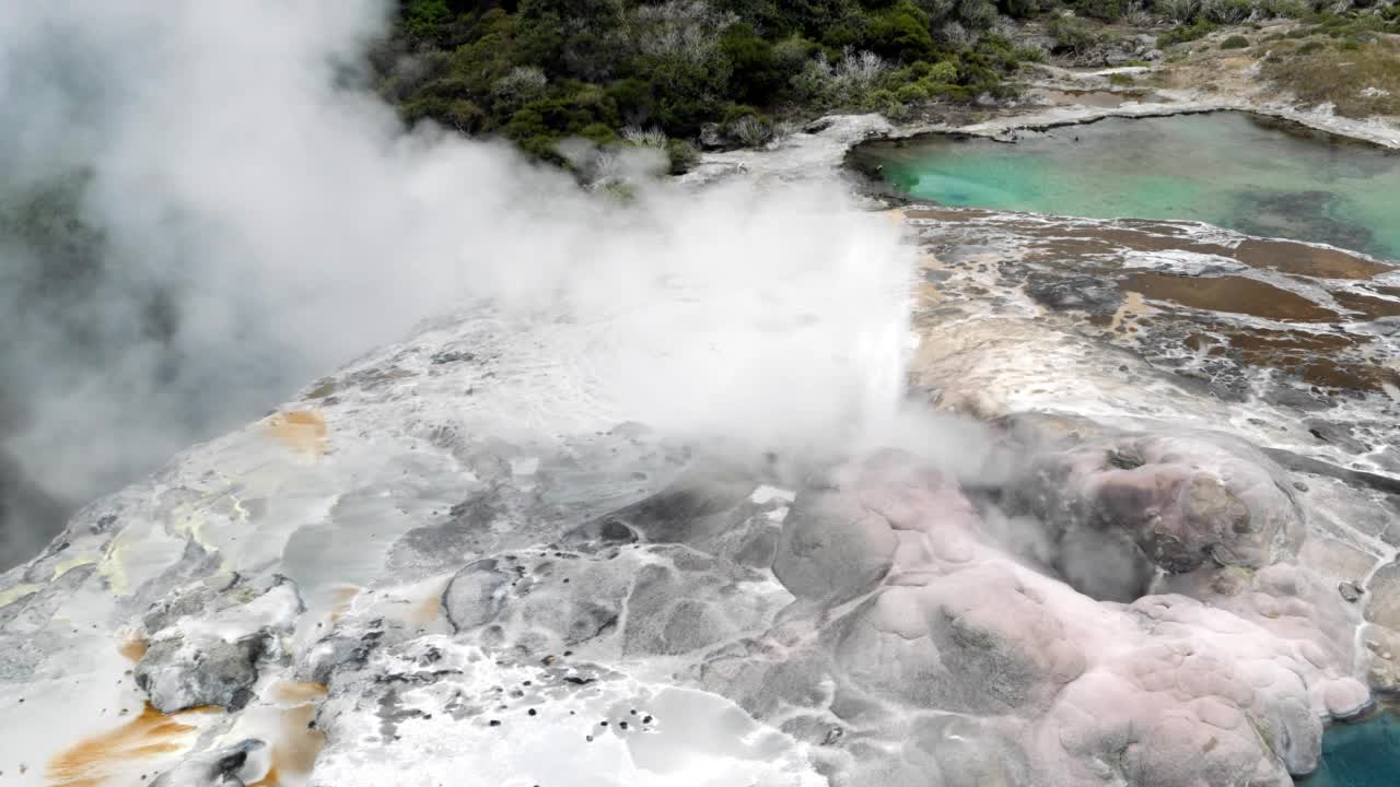 Pohutu高山泉水视频素材