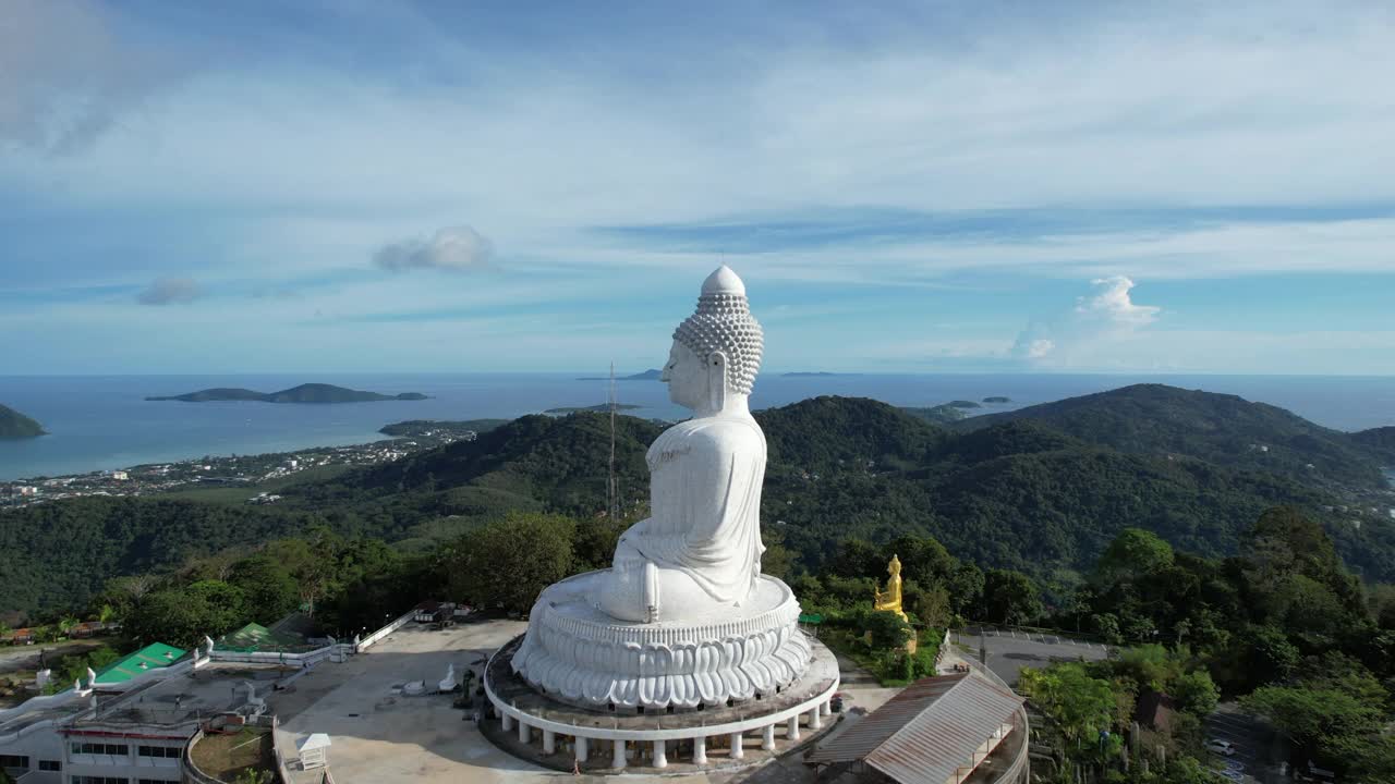 鸟瞰普吉岛大佛黄昏的彩云晚霞天空。这也是吸引游客前来旅游的另一个原因。4k视频旅游和崇拜的概念视频素材