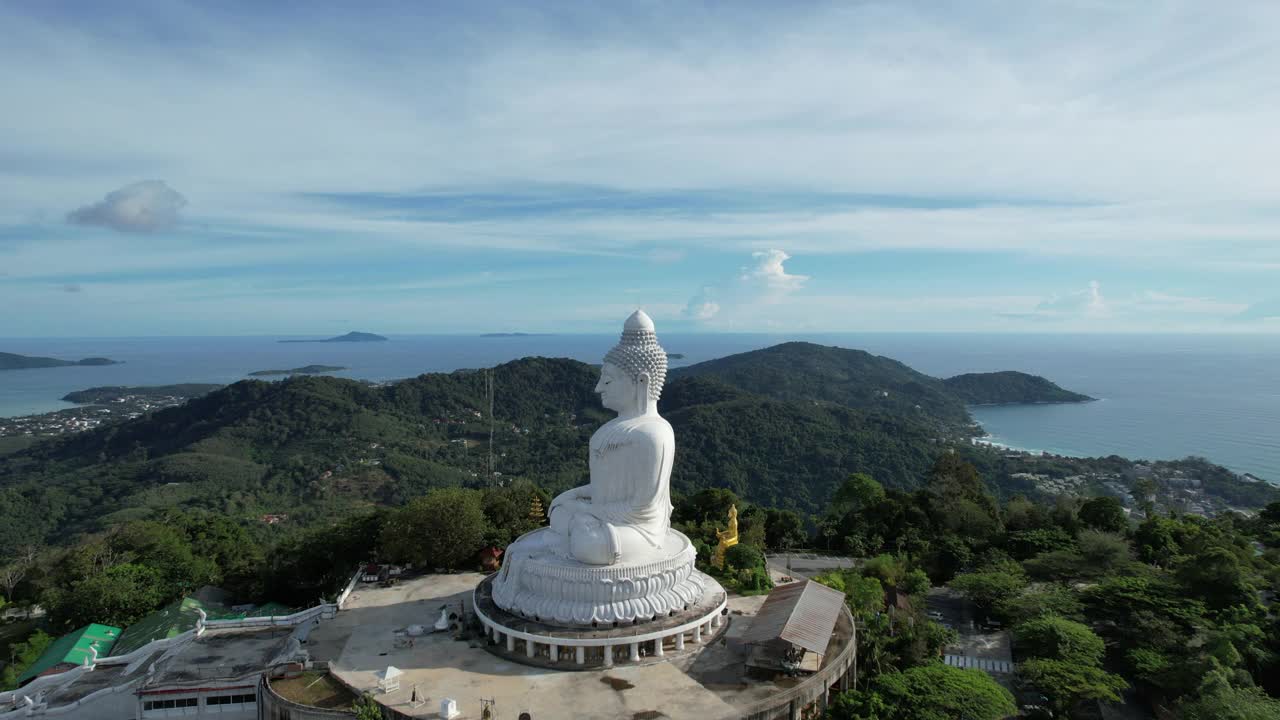 鸟瞰普吉岛大佛黄昏的彩云晚霞天空。这也是吸引游客前来旅游的另一个原因。4k视频旅游和崇拜的概念视频素材