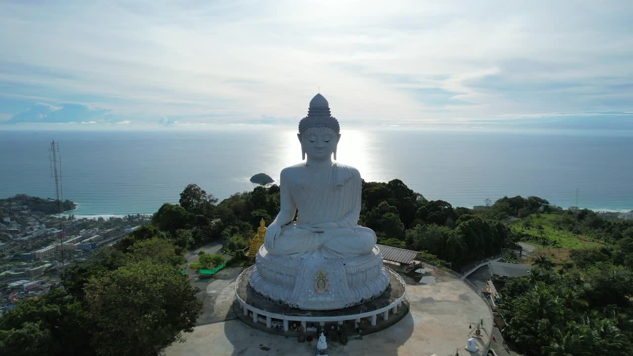 鸟瞰普吉岛大佛黄昏的彩云晚霞天空。这也是吸引游客前来旅游的另一个原因。4k视频旅游和崇拜的概念视频素材