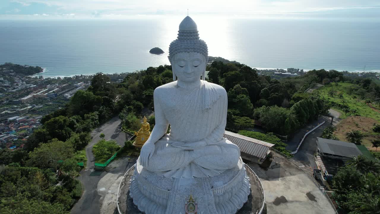 鸟瞰普吉岛大佛黄昏的彩云晚霞天空。这也是吸引游客前来旅游的另一个原因。4k视频旅游和崇拜的概念视频素材