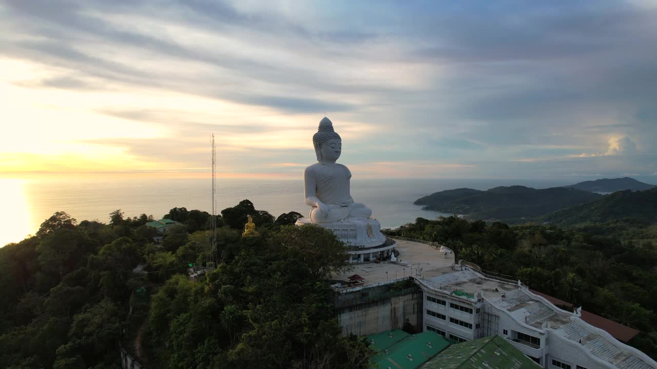 鸟瞰普吉岛大佛黄昏的彩云晚霞天空。这也是吸引游客前来旅游的另一个原因。4k视频旅游和崇拜的概念视频素材