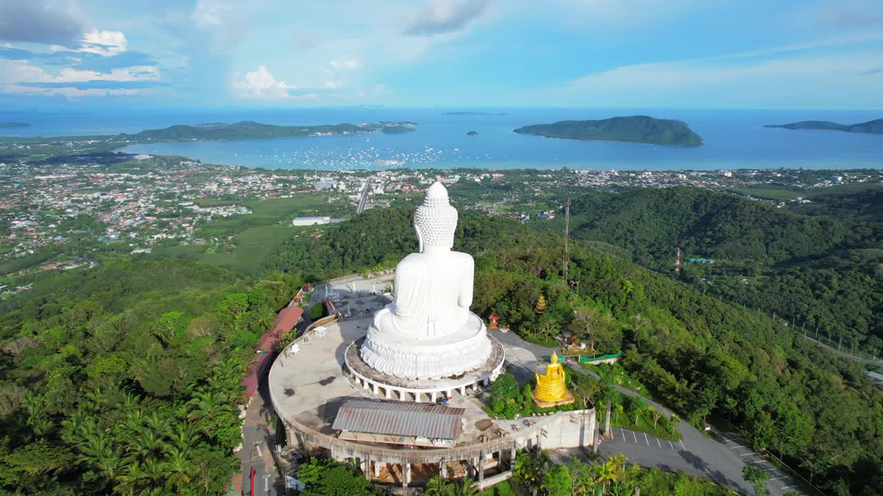 鸟瞰普吉岛大佛黄昏的彩云晚霞天空。这也是吸引游客前来旅游的另一个原因。4k视频旅游和崇拜的概念视频素材