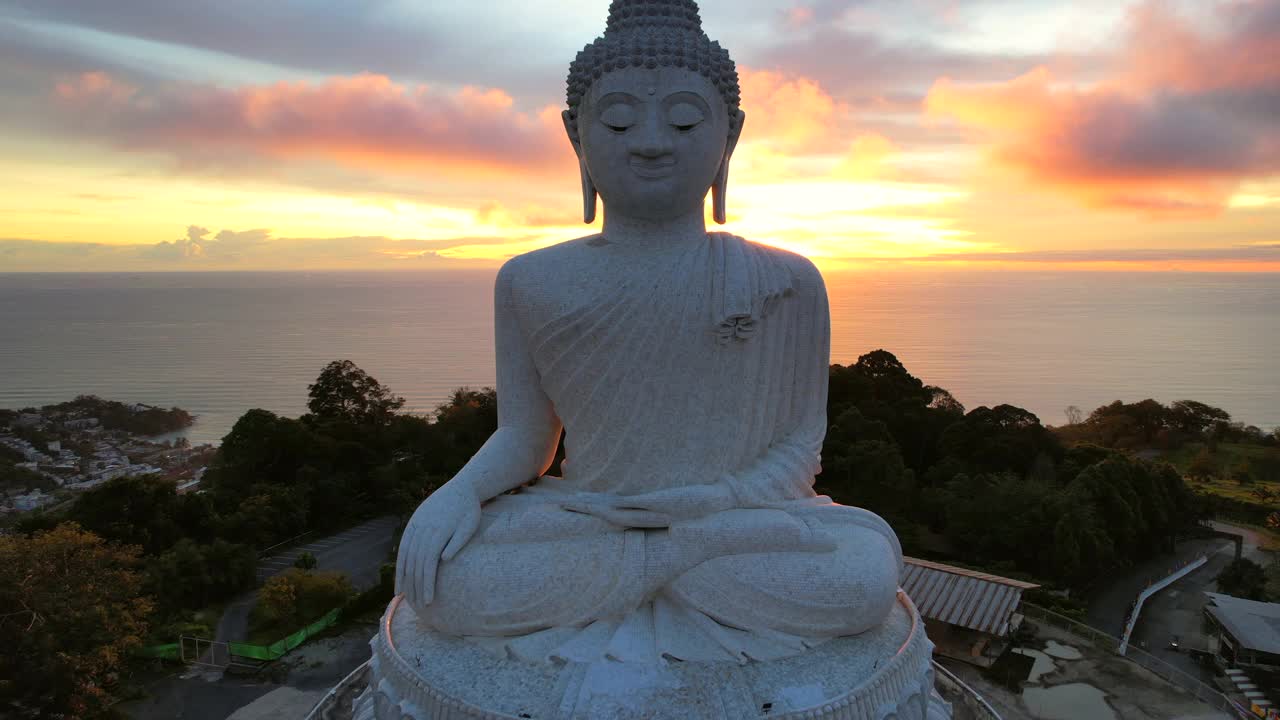 鸟瞰普吉岛大佛黄昏的彩云晚霞天空。这也是吸引游客前来旅游的另一个原因。4k视频旅游和崇拜的概念视频素材