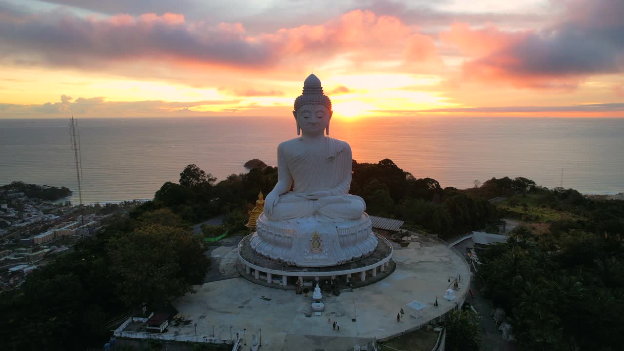 鸟瞰普吉岛大佛黄昏的彩云晚霞天空。这也是吸引游客前来旅游的另一个原因。4k视频旅游和崇拜的概念视频素材