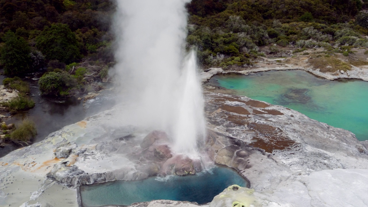 Pohutu高山泉水视频素材