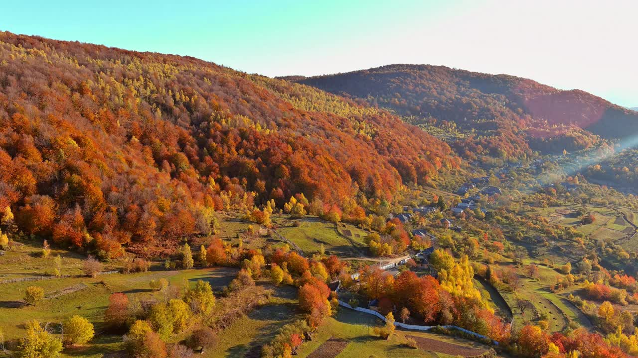 清晨鸟瞰小村高山，秋色自然风光优美视频素材