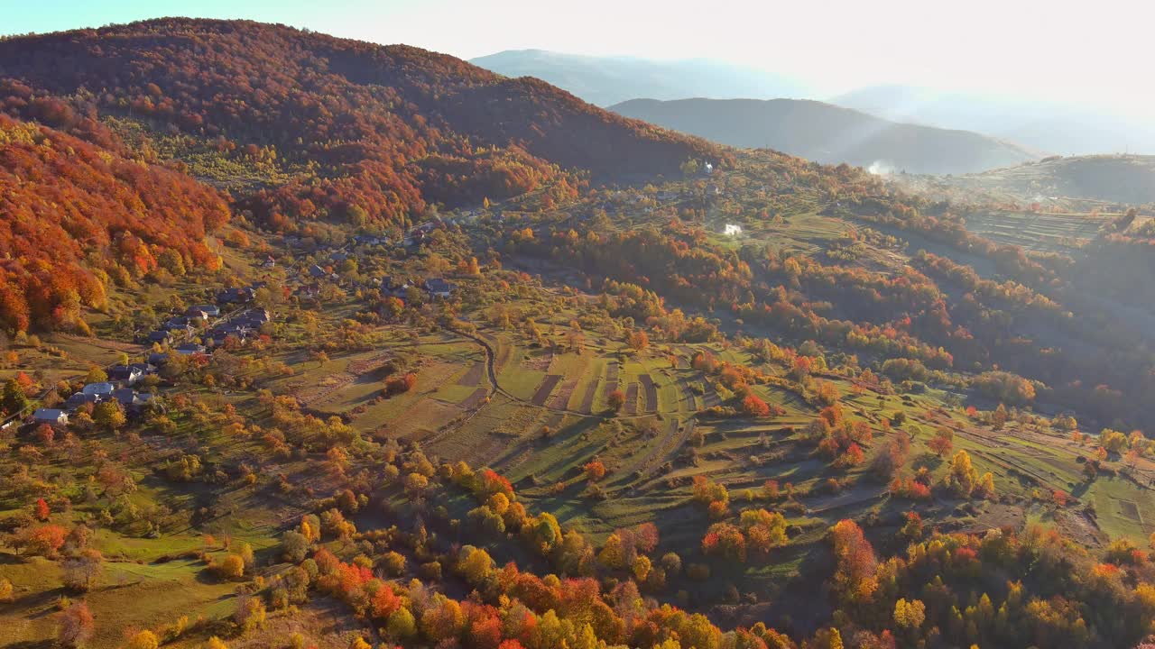 秋天的风景与山与小木屋在美丽的山谷视频素材