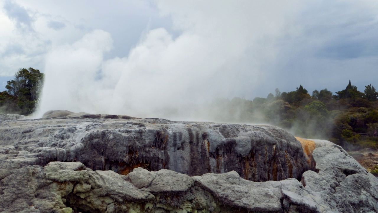 Pohutu高山泉水视频素材