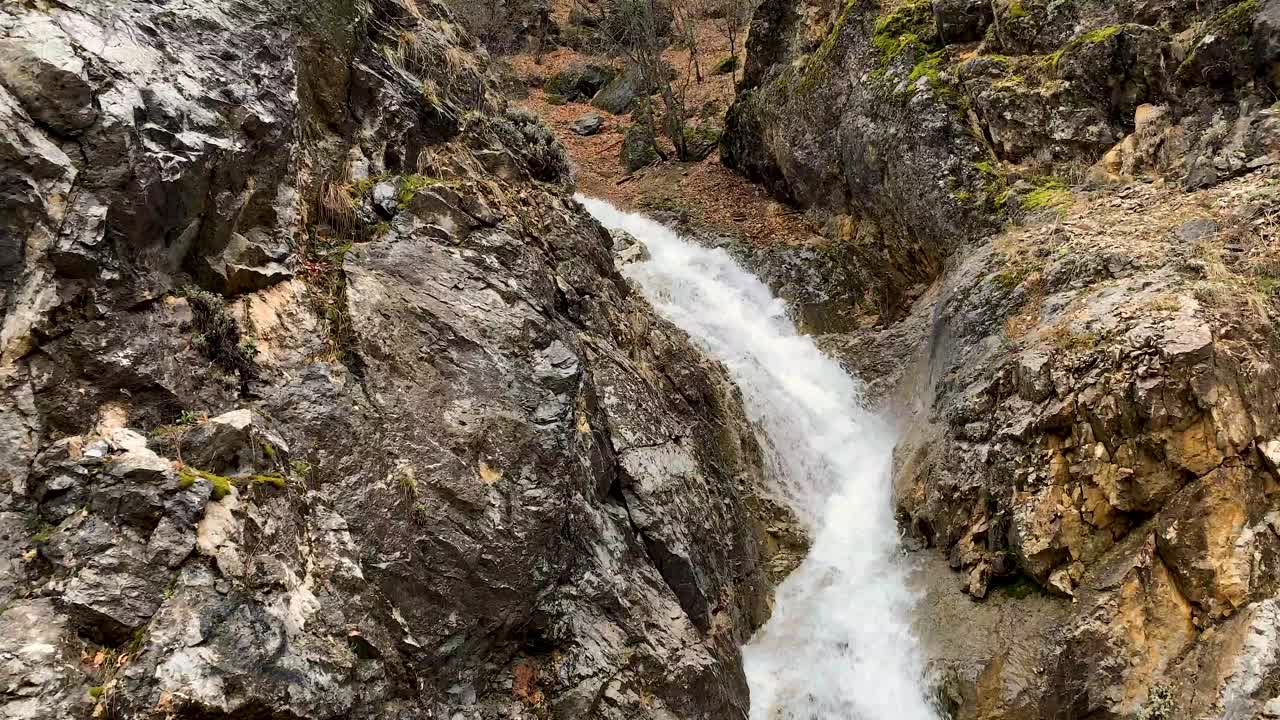 水从山中流出，tc01视频素材