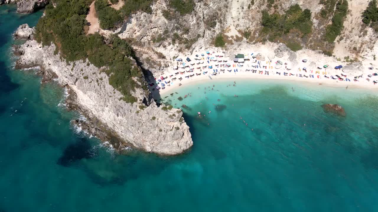 鸟瞰图的莱夫卡斯海滩在阳光明媚的夏天，人们在希腊度假日光浴视频素材