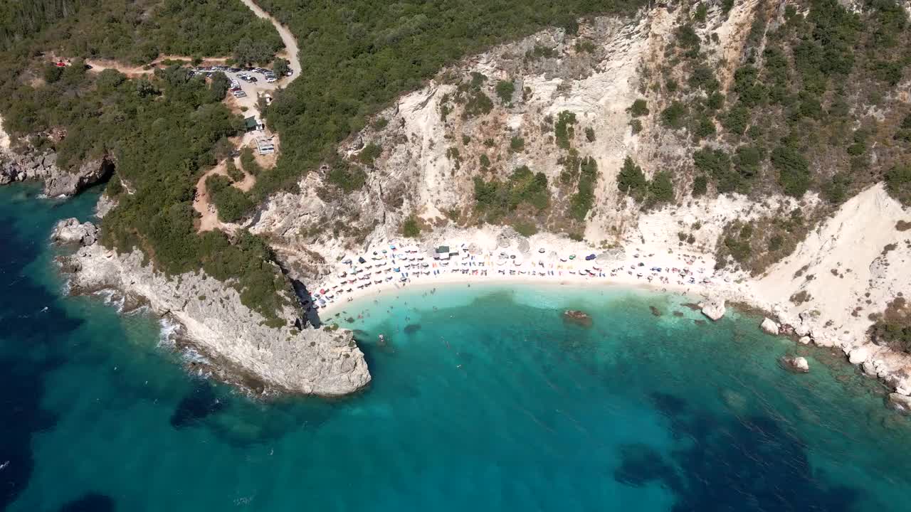 鸟瞰图的莱夫卡斯海滩在阳光明媚的夏天，人们在希腊度假日光浴视频素材