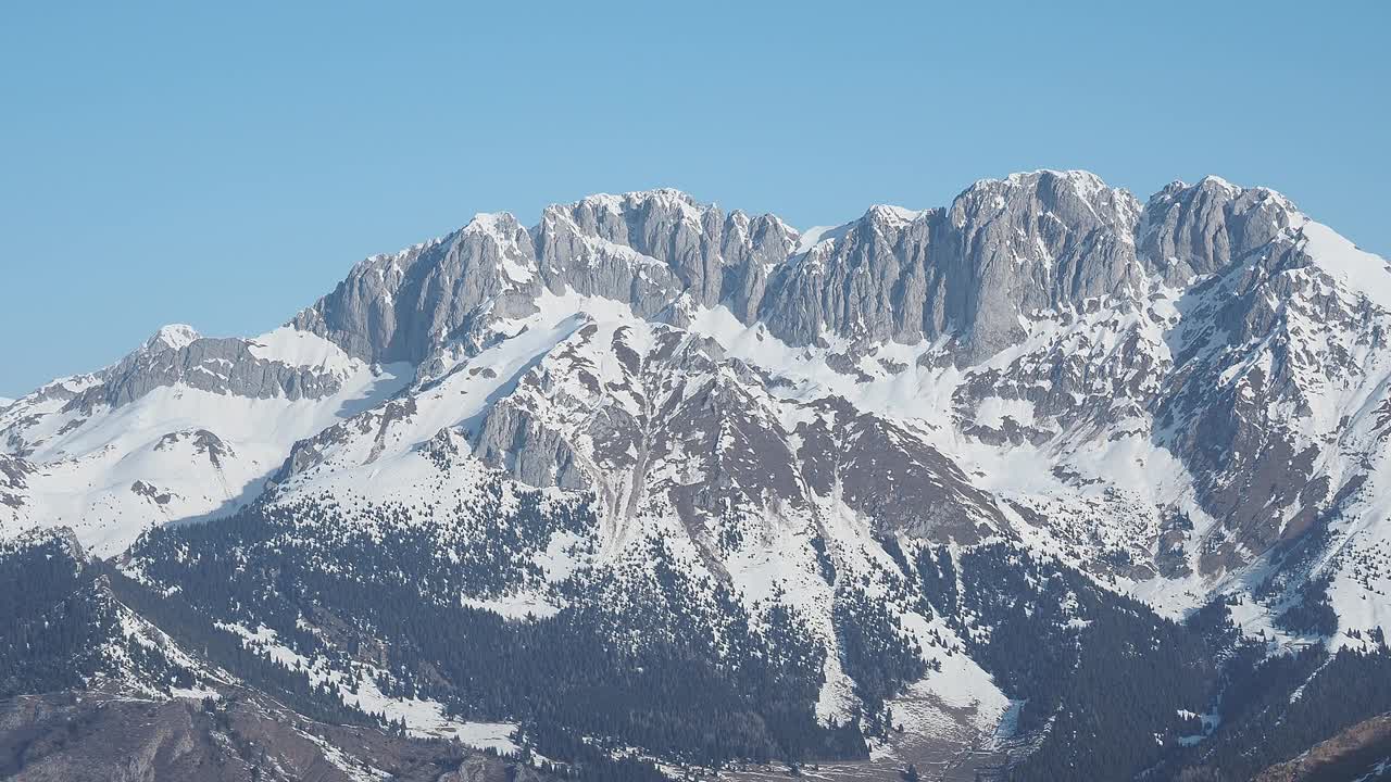 在冬季的旱季，从蒙特波拉到普雷索拉纳山脉的美丽风景。奥罗比阿尔卑斯，贝加莫，伦巴第，意大利视频素材