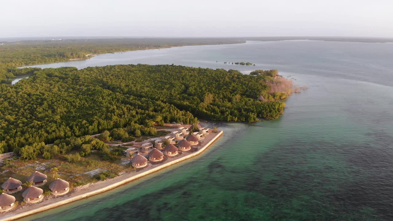 鸟瞰热带海岸线，异国情调的酒店和海边的棕榈树，桑给巴尔视频素材