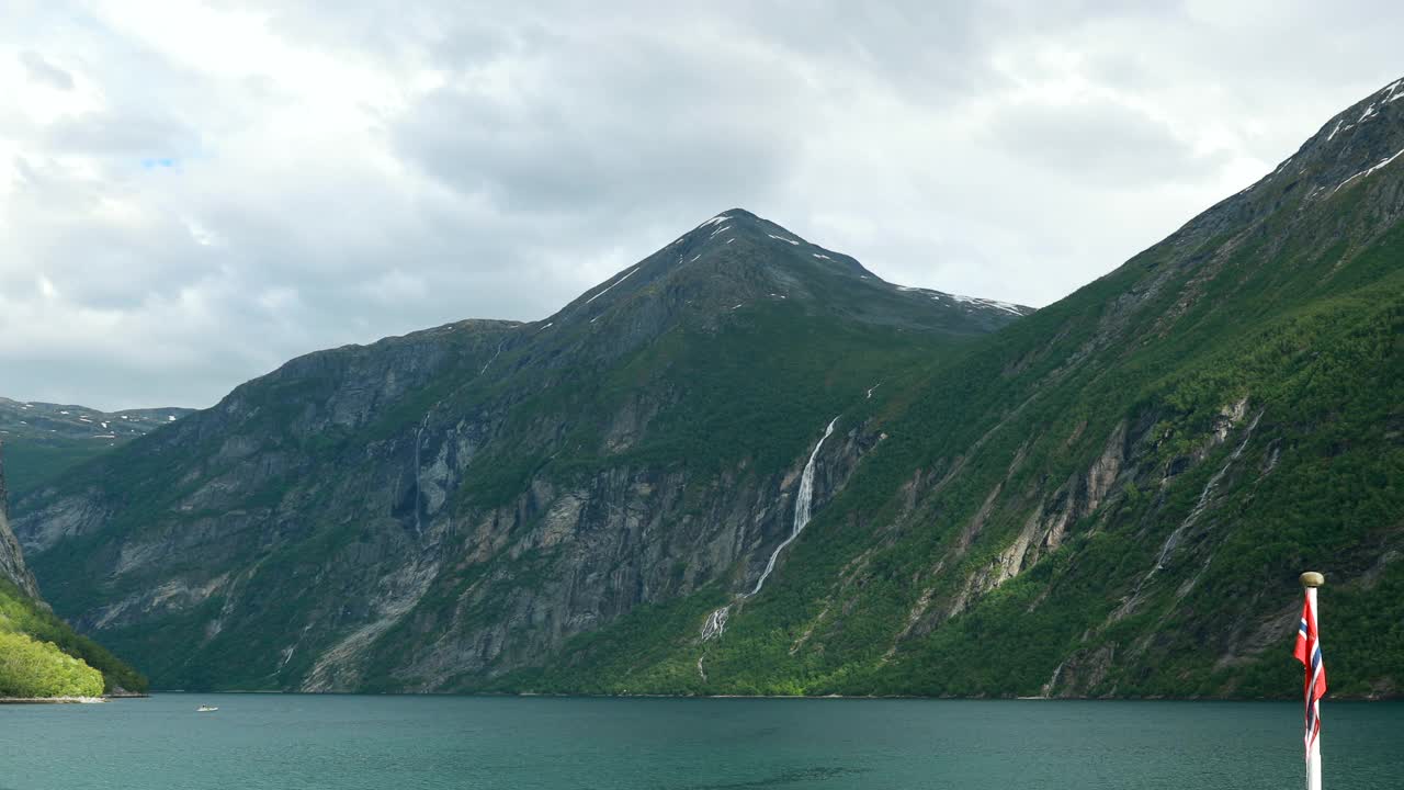 Geirangerfjord,挪威。旅游船渡船浮动班轮通过水域的Geirangerfjorden在春天夏天的一天。著名的挪威地标和受欢迎的目的地视频素材