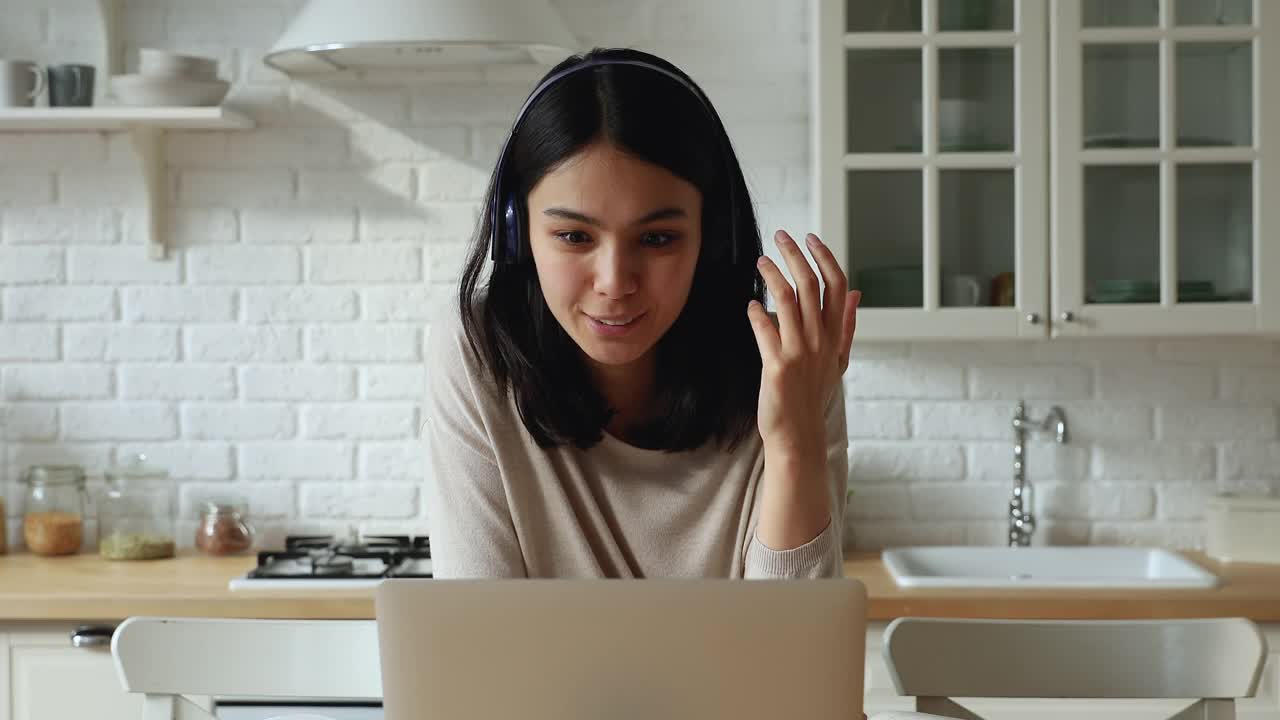 快乐的年轻迷人的亚洲女人holding视频通话。视频素材