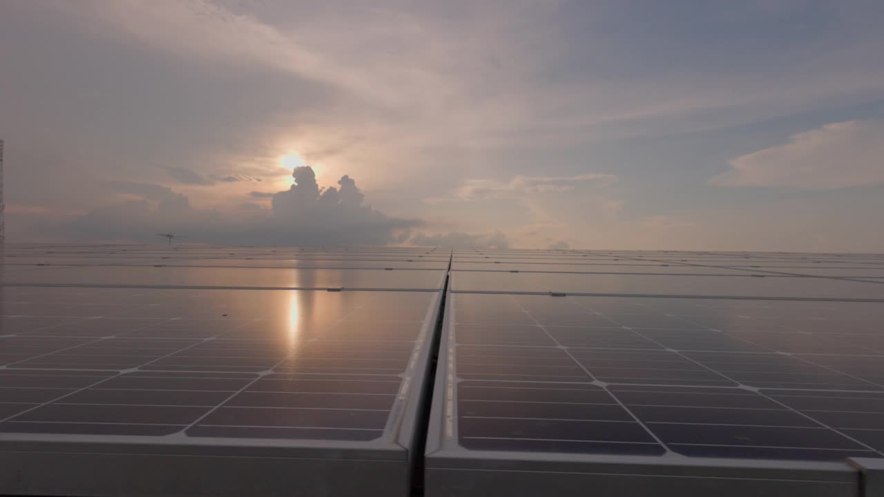 当代光伏太阳能电池的近景。用于可再生能源的太阳能电池板已成排摆放。太阳能电站的太阳能电池板在日落时为生态概念视频素材