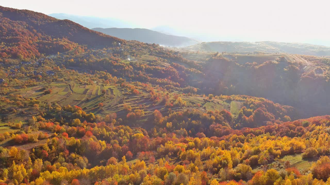 鸟瞰秋天的风景与山与小房子在美丽的山视频素材