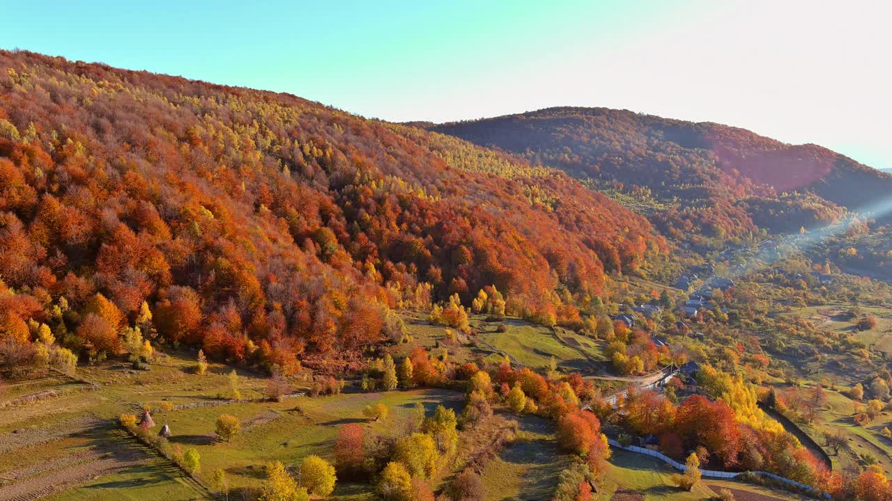 全景俯瞰森林山峰乡村风景如画的秋天草地视频素材