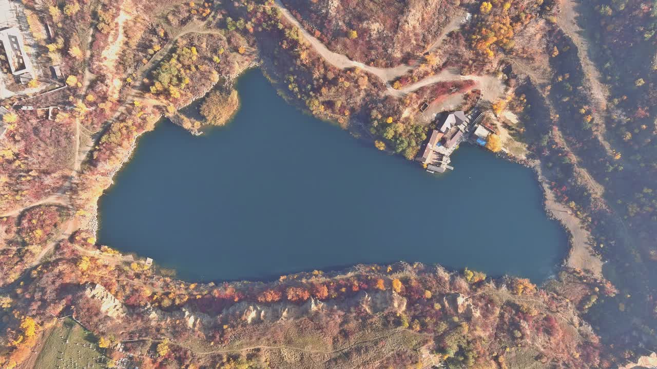 在花岗岩采石场被水淹没的地方看到的人造湖视频素材