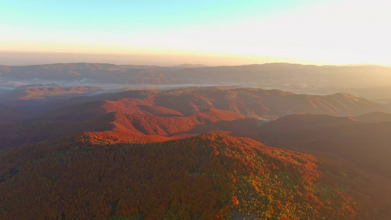 喀尔巴阡山脉的全景景观在日出的梦幻大气风景与如画的山脉视频素材