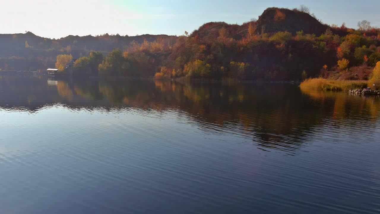 在一个采石场的人工湖碧绿的背景清澈的水秋季视频素材