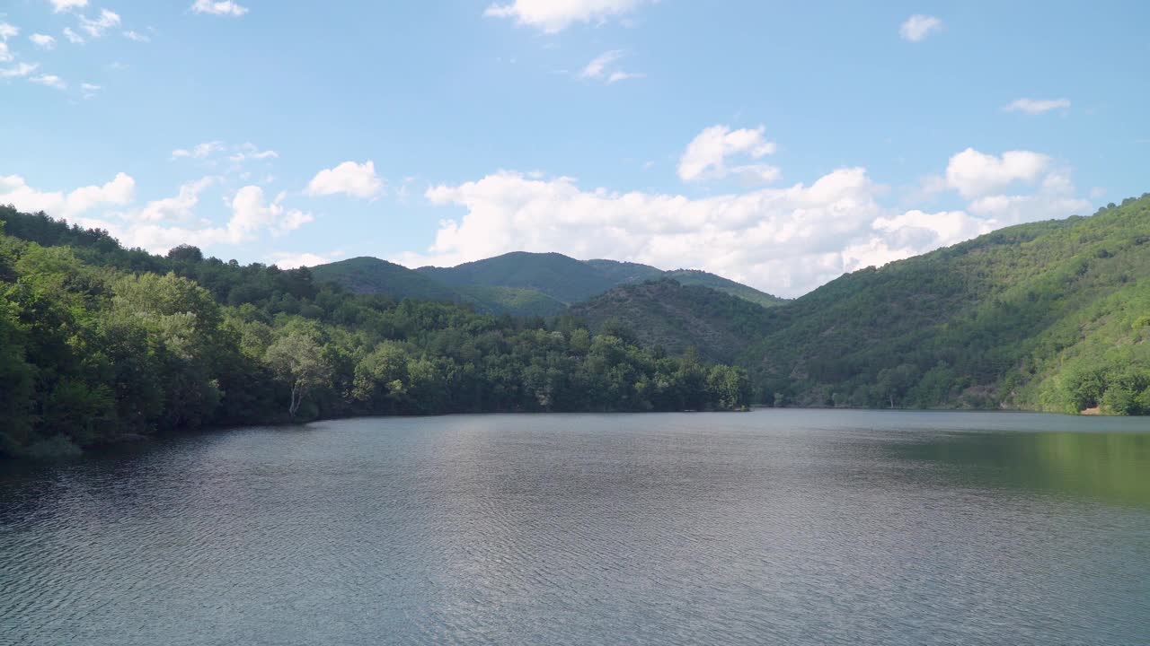 田园般的夏季景观，平静的山湖和绿色的森林反映在水面上视频素材