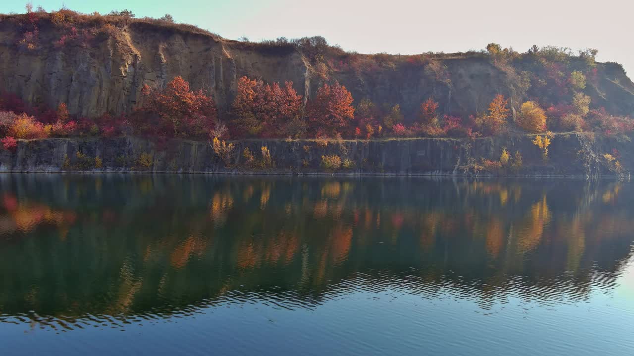 在花岗岩采石场被水淹没的地方看到的人造湖视频素材