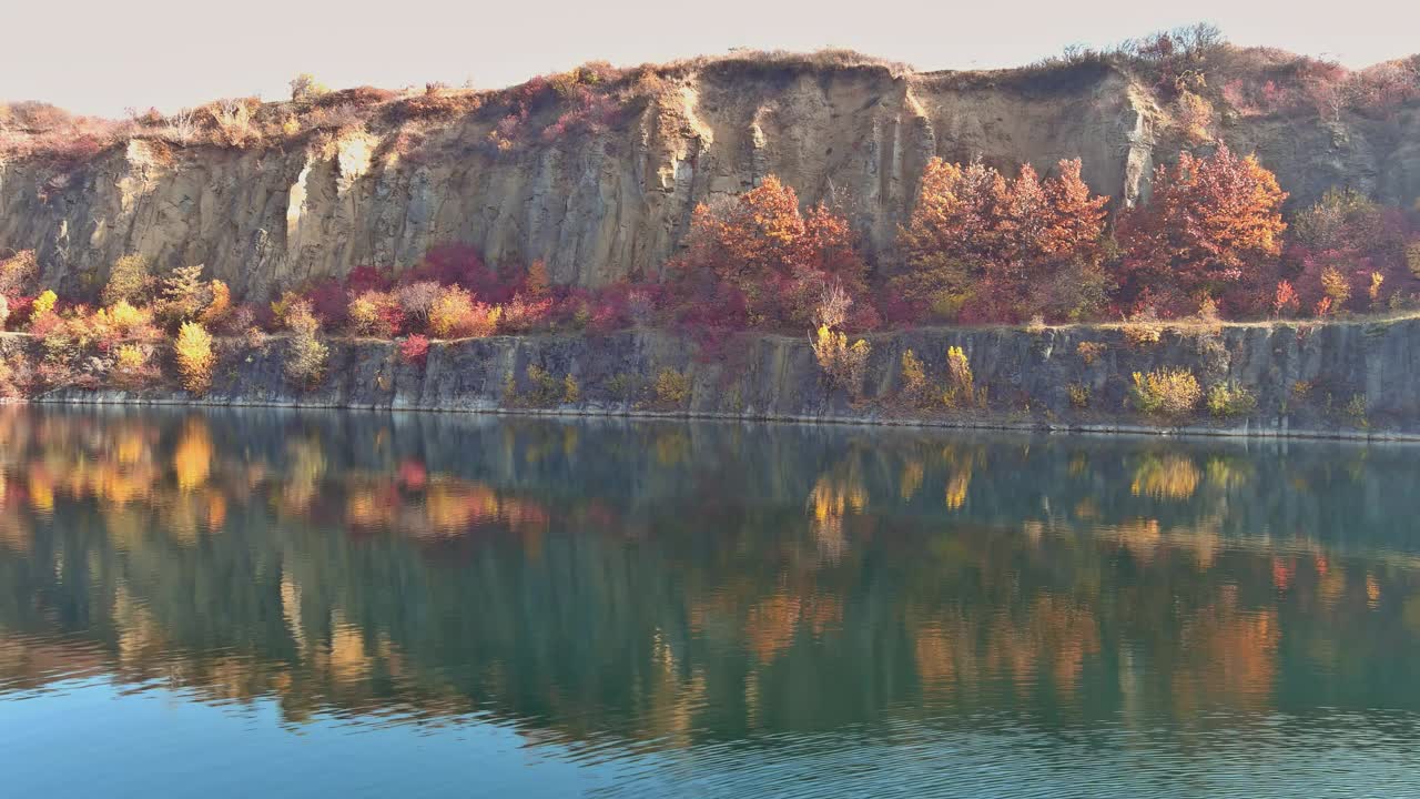 秋季采石场人工湖全景俯视图视频素材