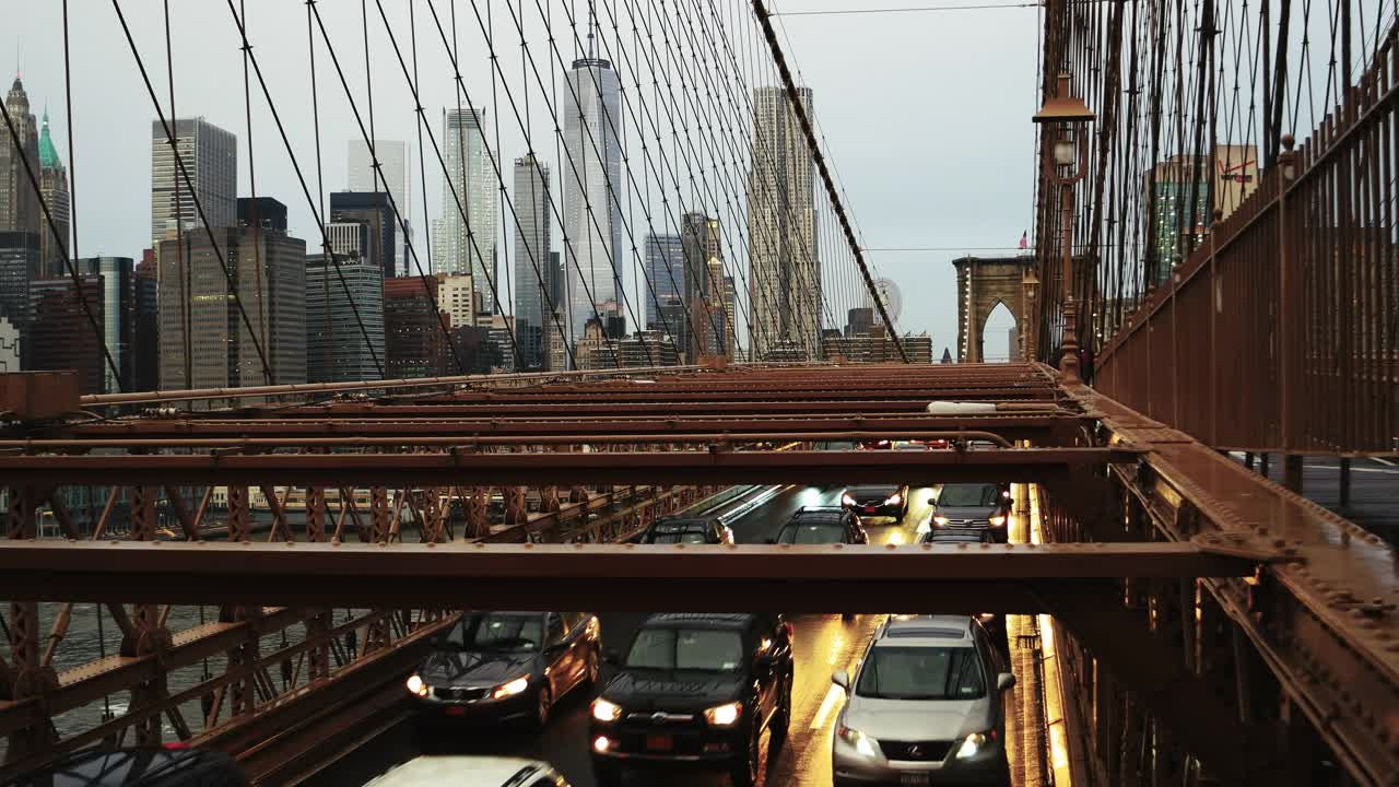 T/L View of Traffic on Brooklyn Bridge at Dusk, Manhattan Skyline /纽约视频素材