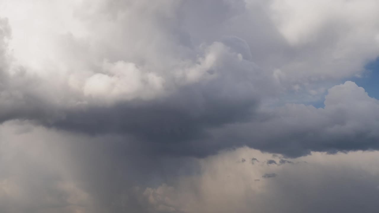 在雷暴之前，快速移动的乌云在暴风雨的天空中形成。视频素材