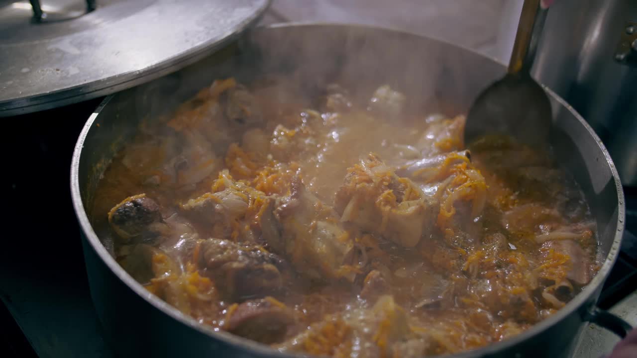 烹饪。炖肉。自助餐厅的厨房。特写镜头。在商业厨房里准备和烹饪食物视频素材