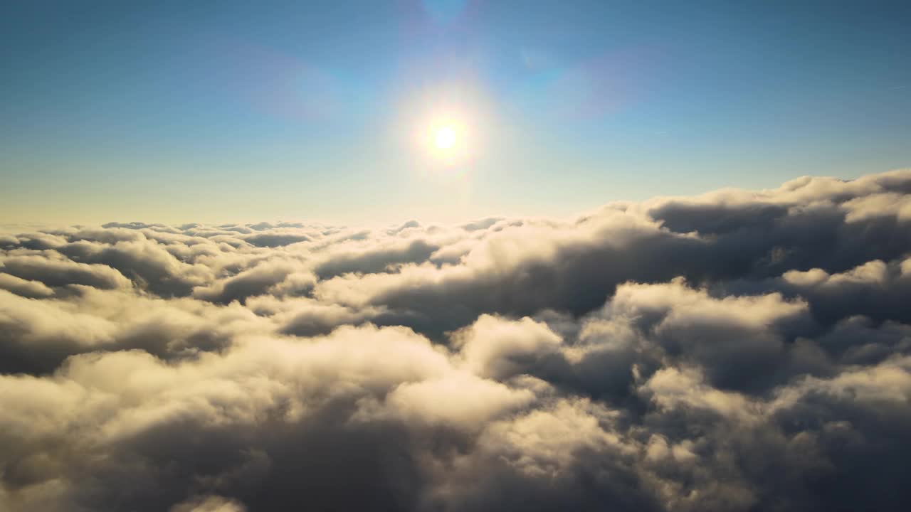 从高空透过飞机窗户鸟瞰傍晚暴雨前形成的浓密蓬松积云视频素材