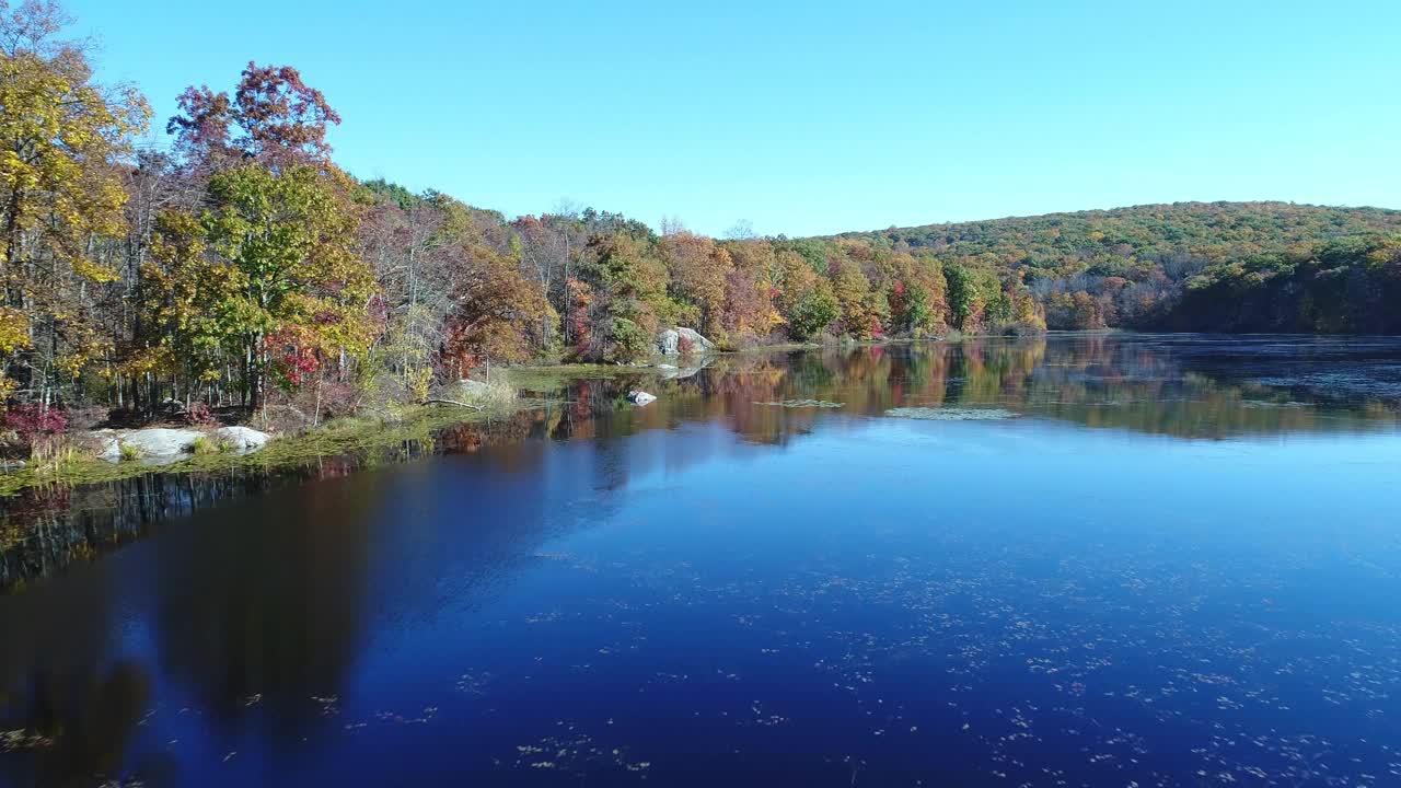 秋天的风景湖，沿着海岸线低飞视频素材