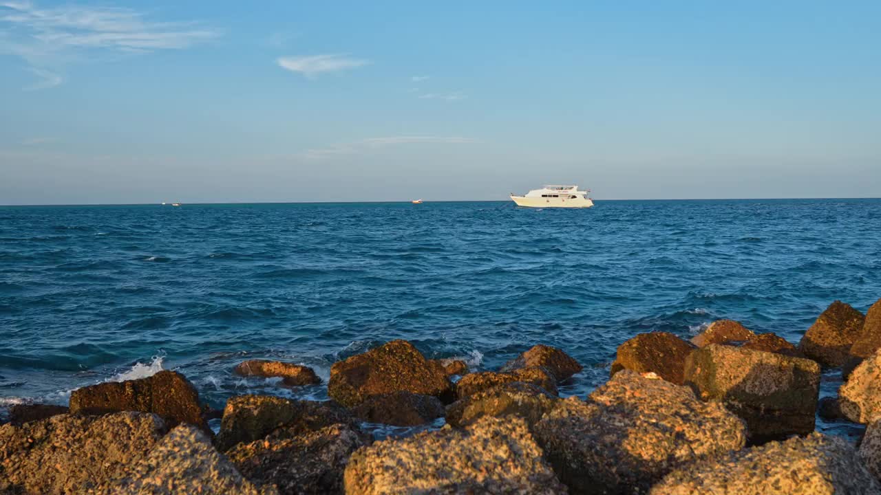 强烈的海浪拍打着岩石的海滩视频素材