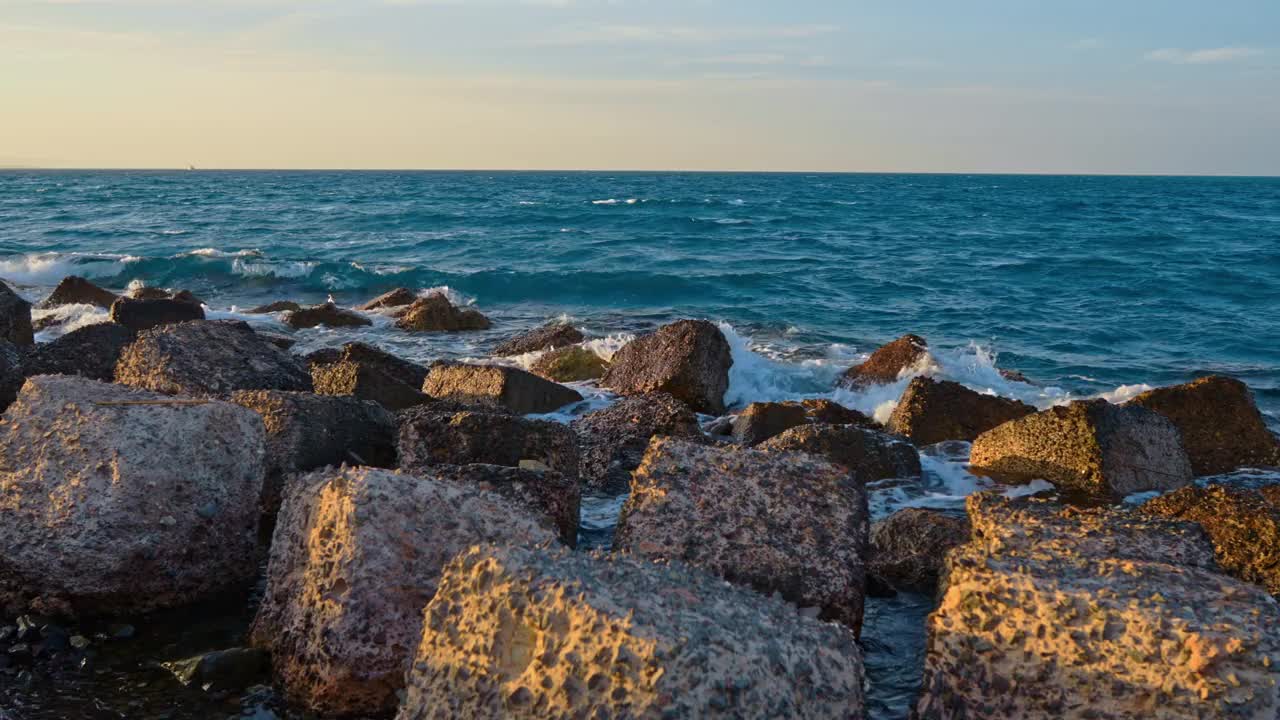 强烈的海浪拍打着岩石的海滩视频素材