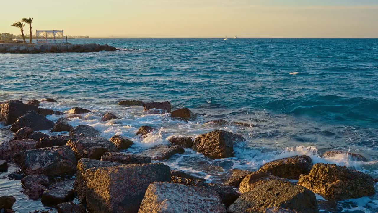 强烈的海浪拍打着岩石的海滩视频素材