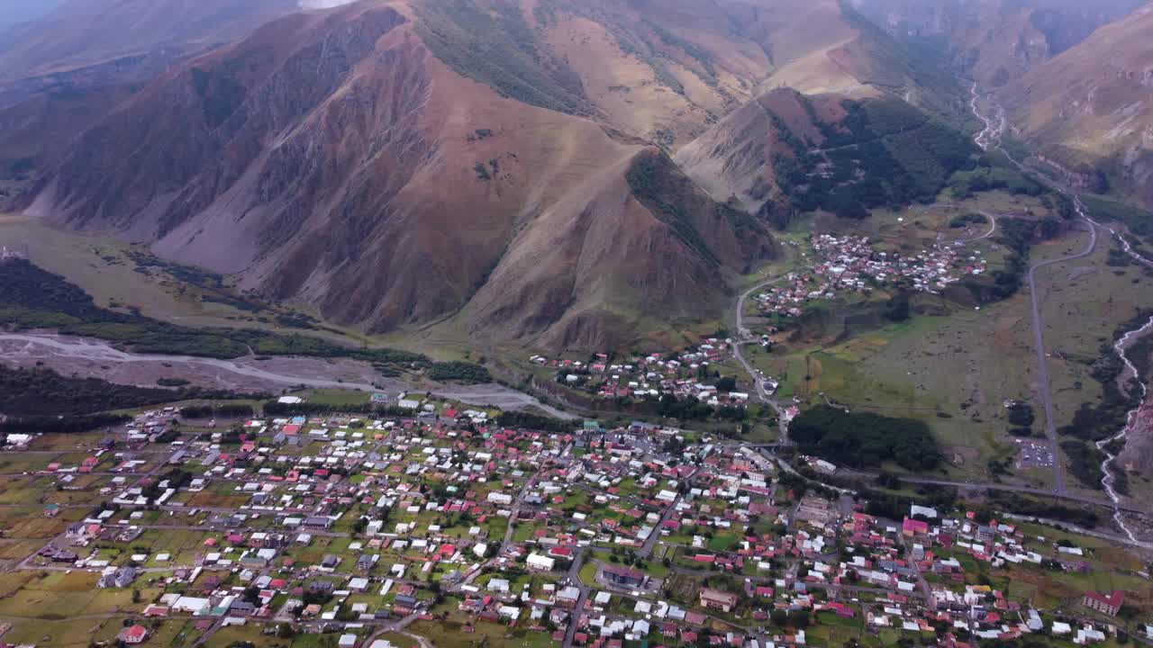 山村在秋天的空中视频素材